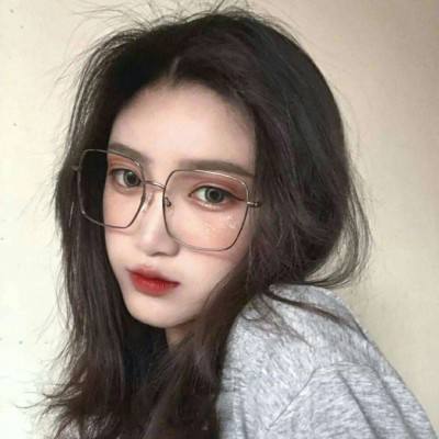 多名儿童在博物馆翻越围栏 有家长让孩子把标本抱手上